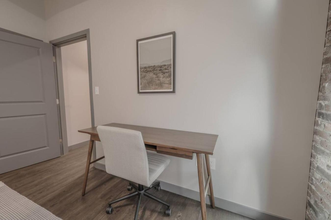 Charming 1 Bedroom Laundry In Unit *