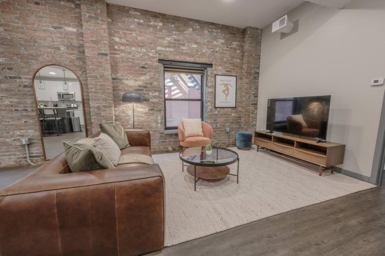 Charming 1 Bedroom Laundry In Unit