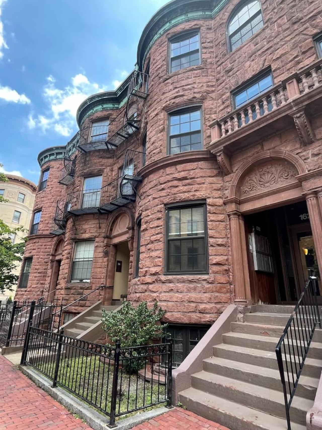 Retro On Quiet Street Apartment Boston