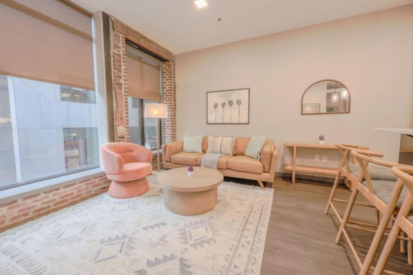 Luxury 2 Bedroom Apartment *