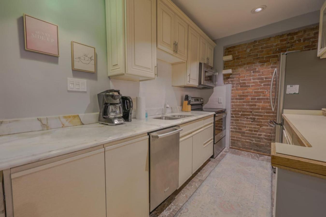 Classic 2bed 2bath W Patio In Back Bay Apartment *