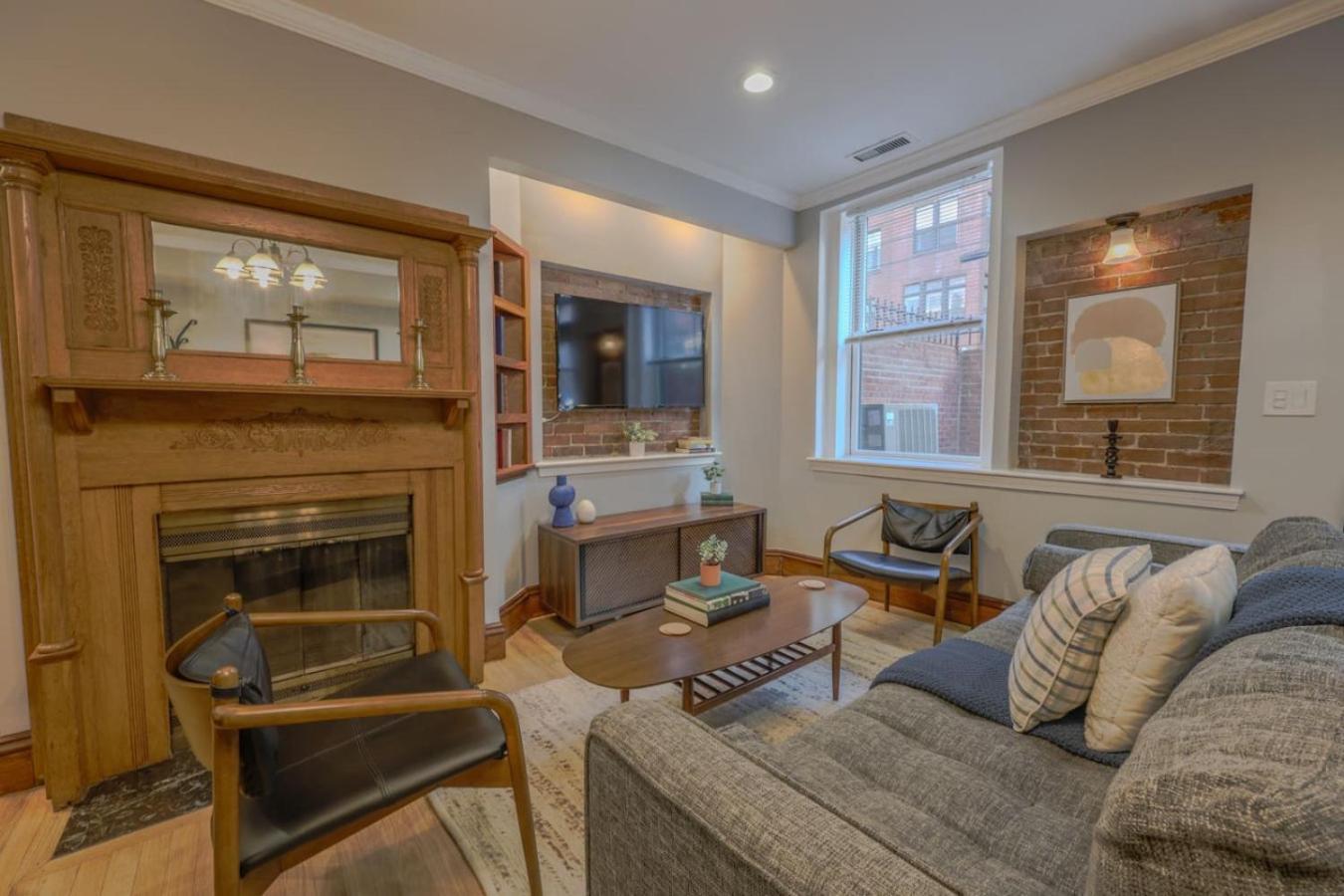 Classic 2bed 2bath W Patio In Back Bay Apartment *