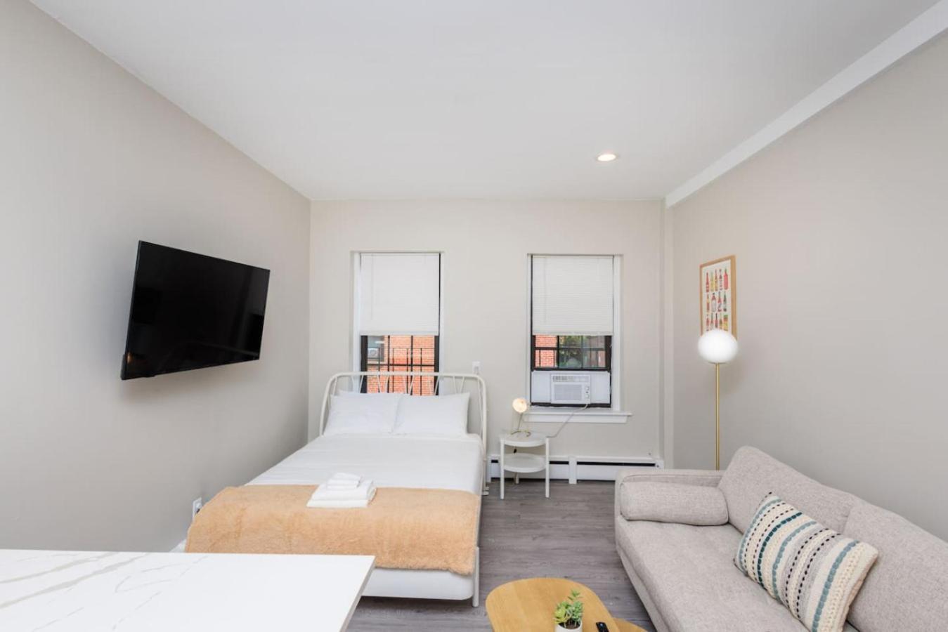 Newly Renovated W Exposed Brick Apartment *