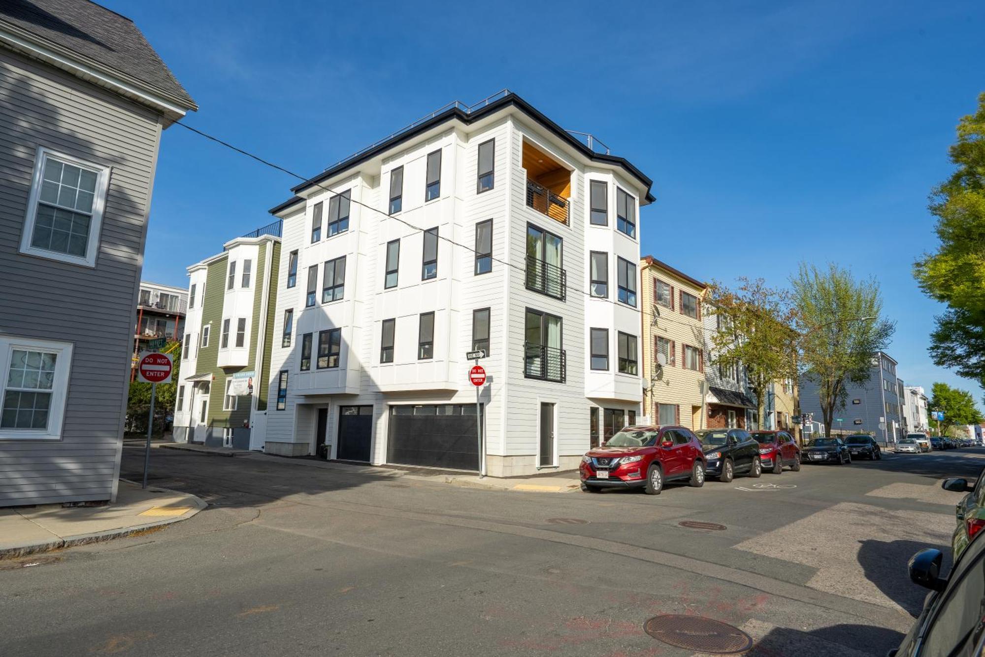 Modern Coastal Waterfront And Airport Apartment *