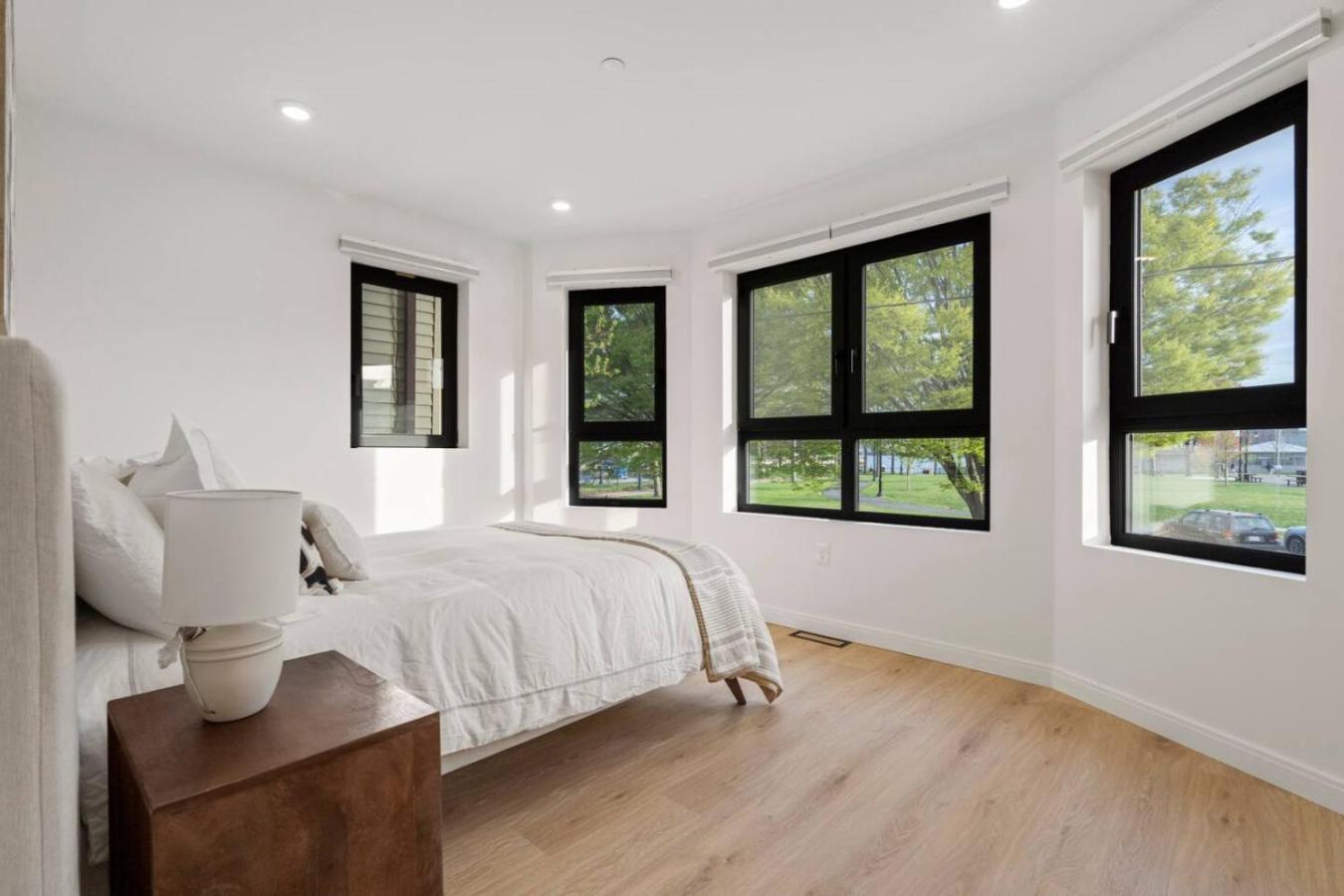 Apartment Modern Coastal Waterfront And Airport Boston