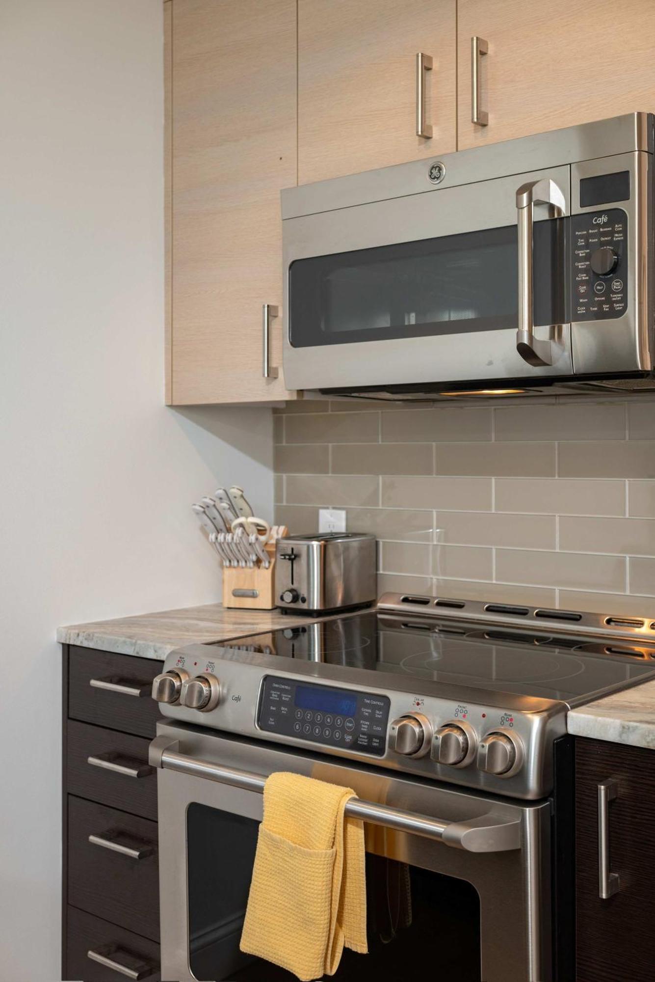 Upscale Penthouse With Gym Parking Near Mgh Tufts Boston