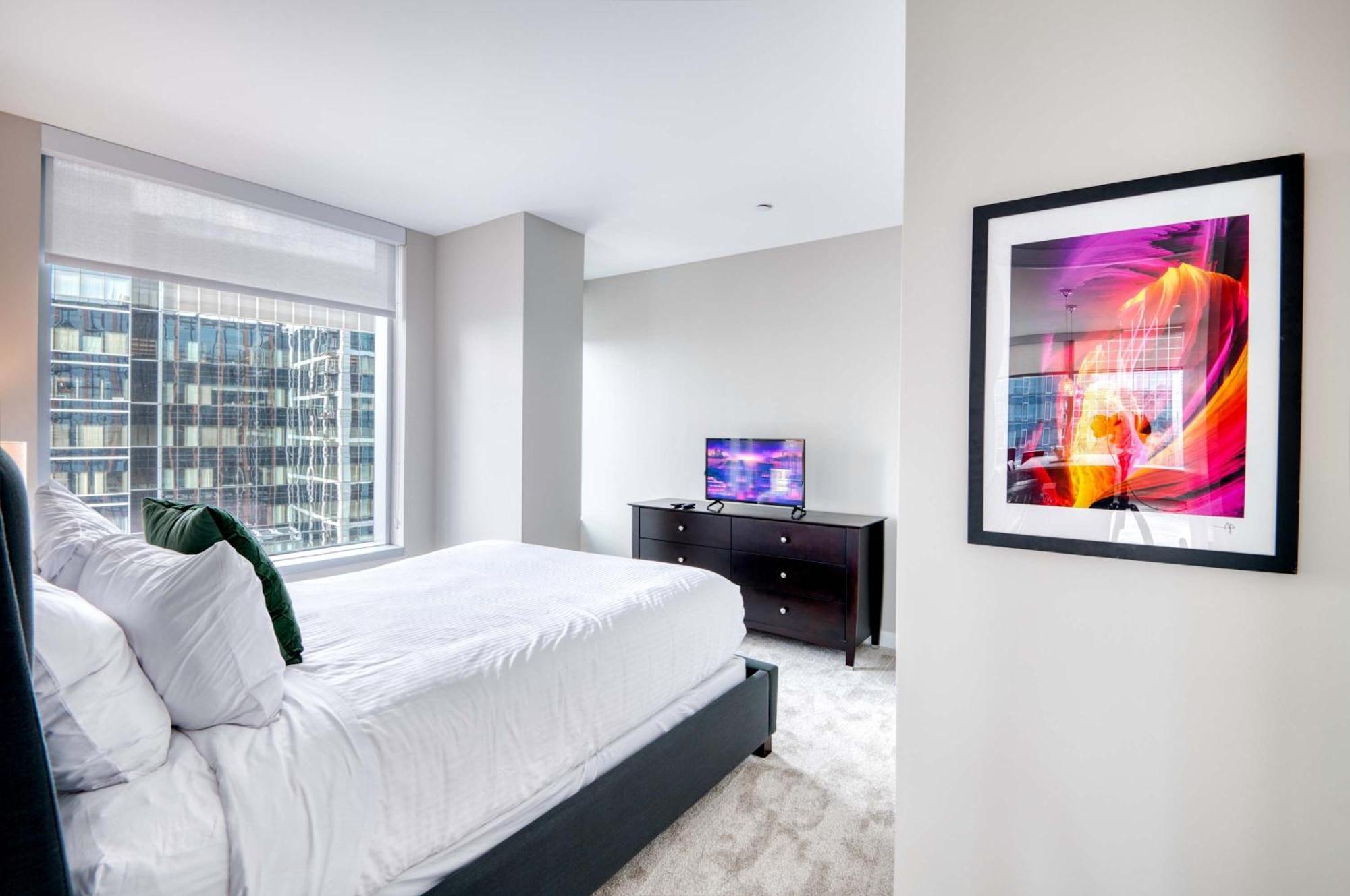 Luxury With Balcony In Seaport