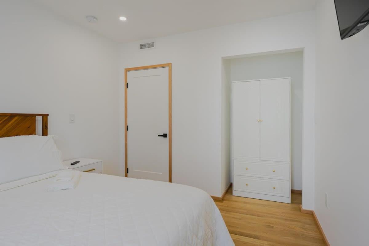 Lux 3bd Minutes Walk To Airport Apartment