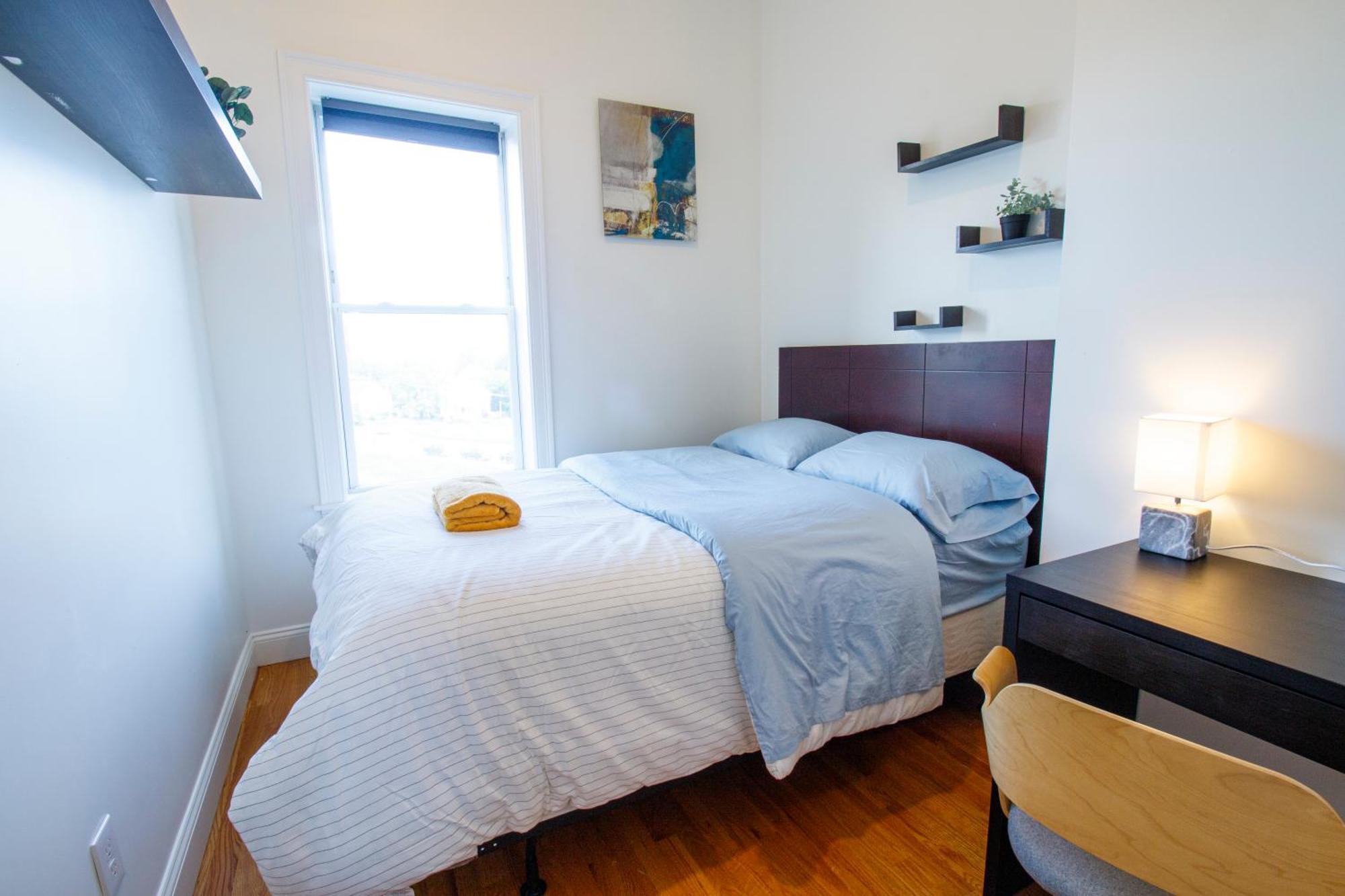 Modern & Spacious 4-bedroom In Roxbury Apartment *