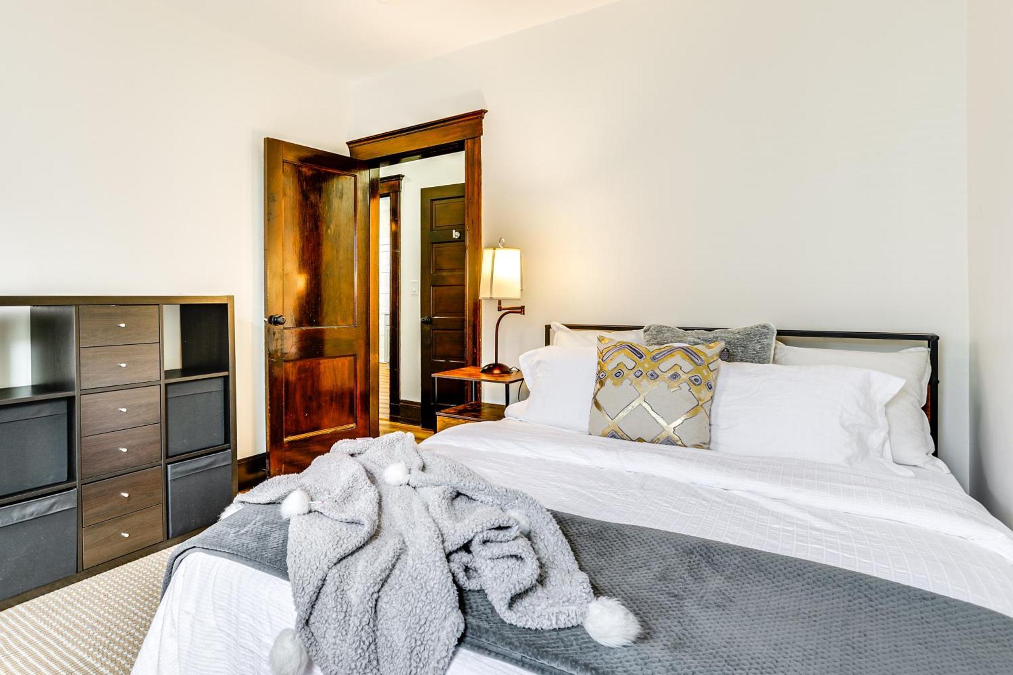 Apartment 4 Mi To Fenway Park Pet-friendly Dorchester Apt!