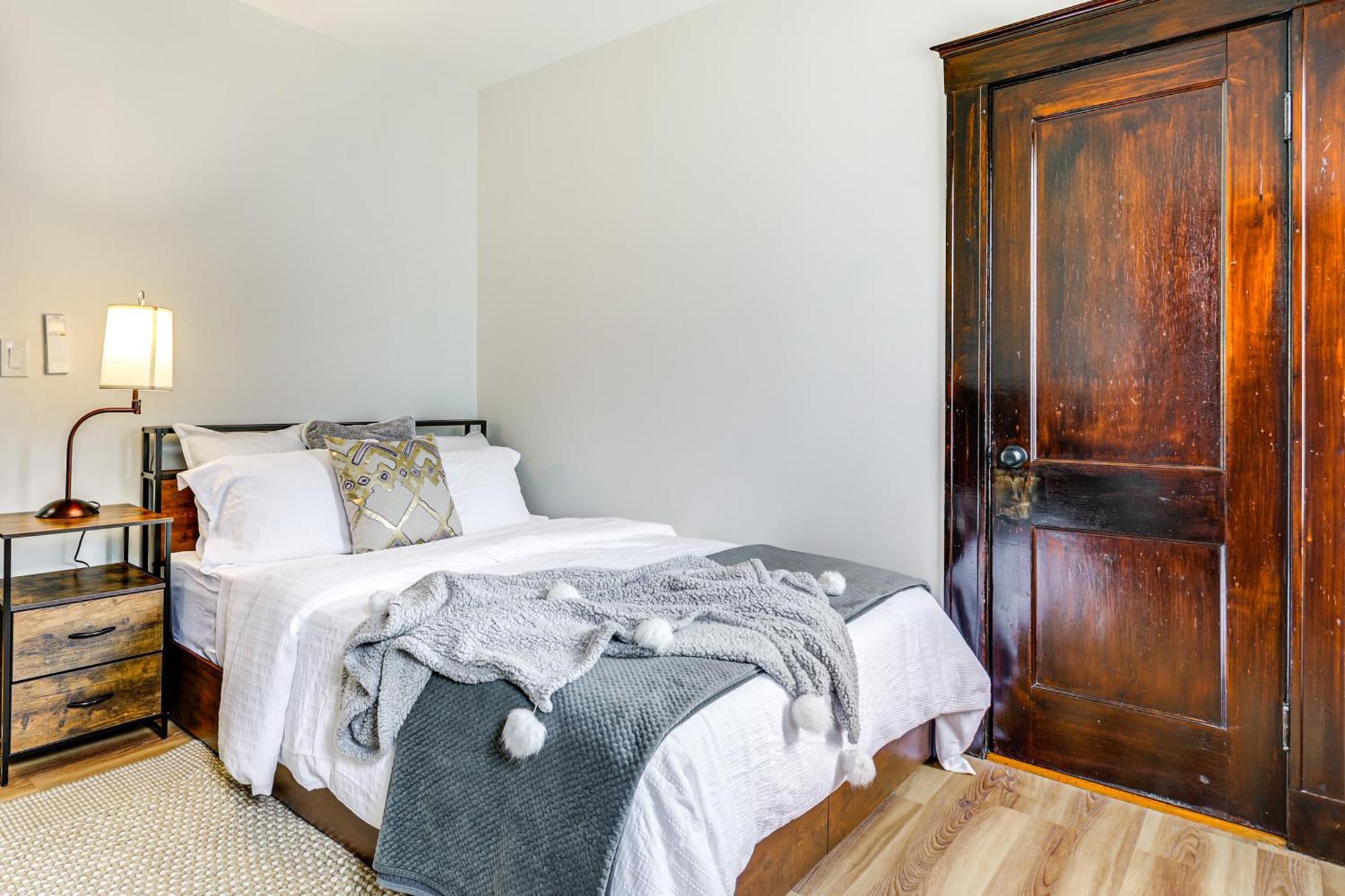 Apartment 4 Mi To Fenway Park Pet-friendly Dorchester Apt!