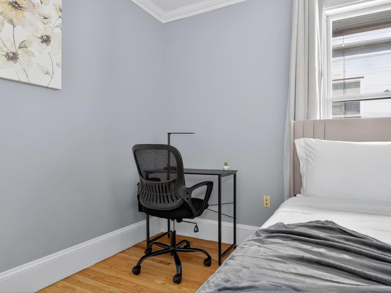 Vintage 5br In With Free Parking Apartment