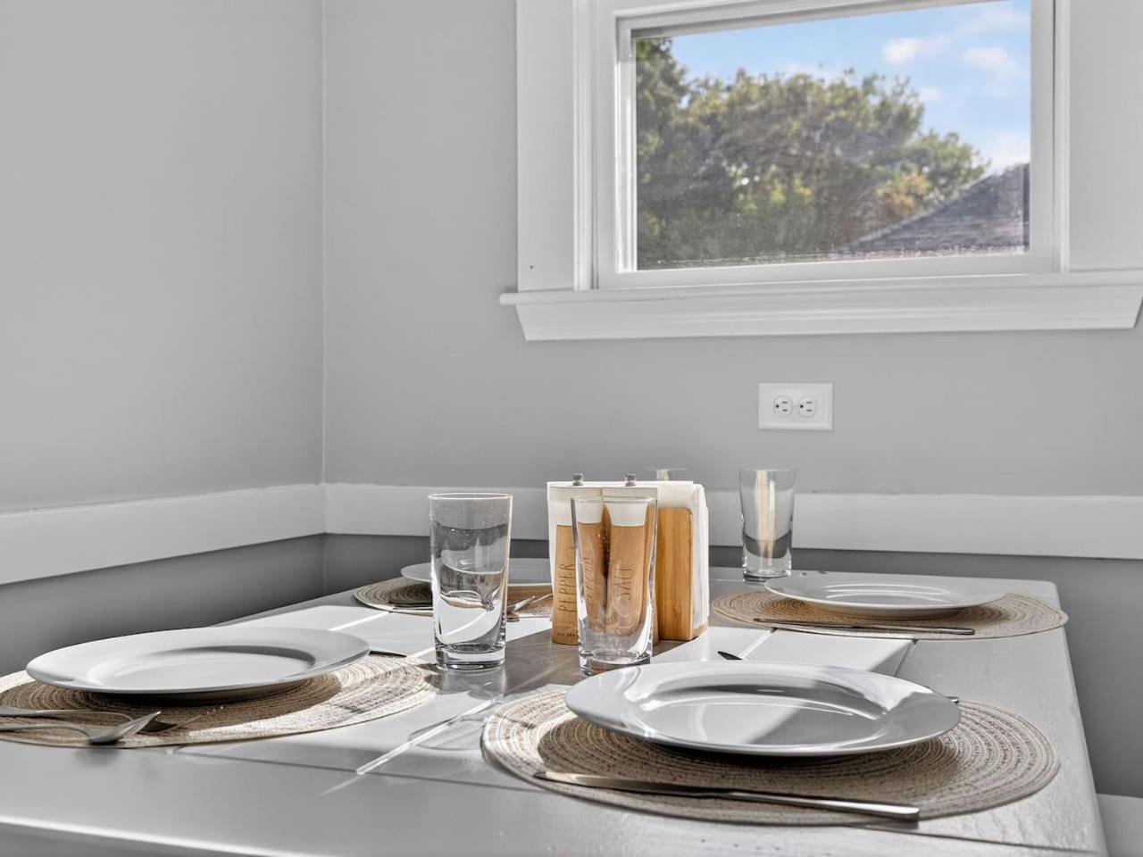 Vintage 5br In With Free Parking *