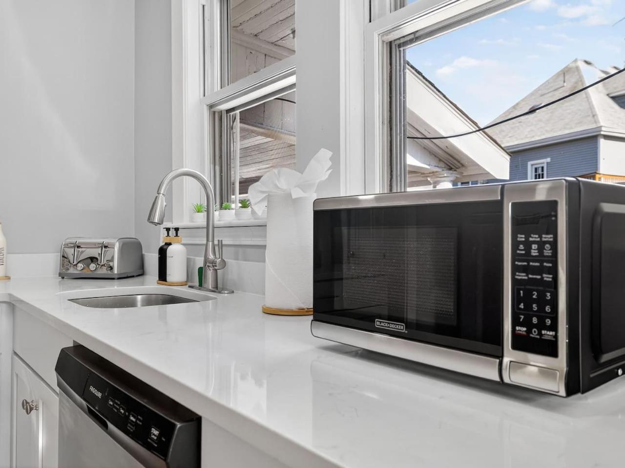 Vintage 5br In With Free Parking *