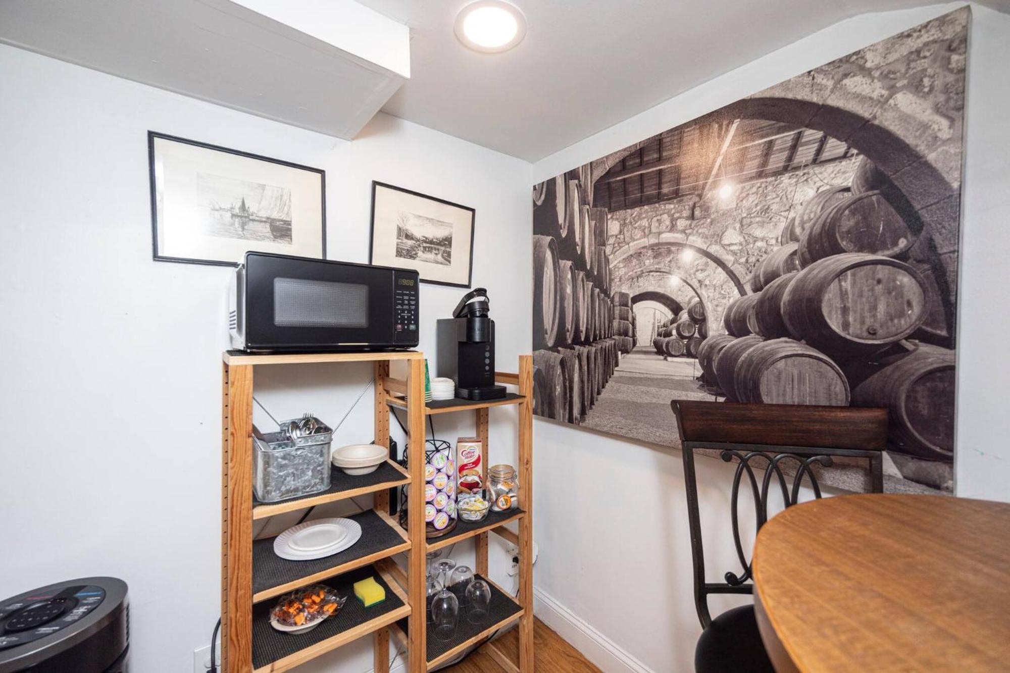 Eagle's Landing - Logan Airport Guest house