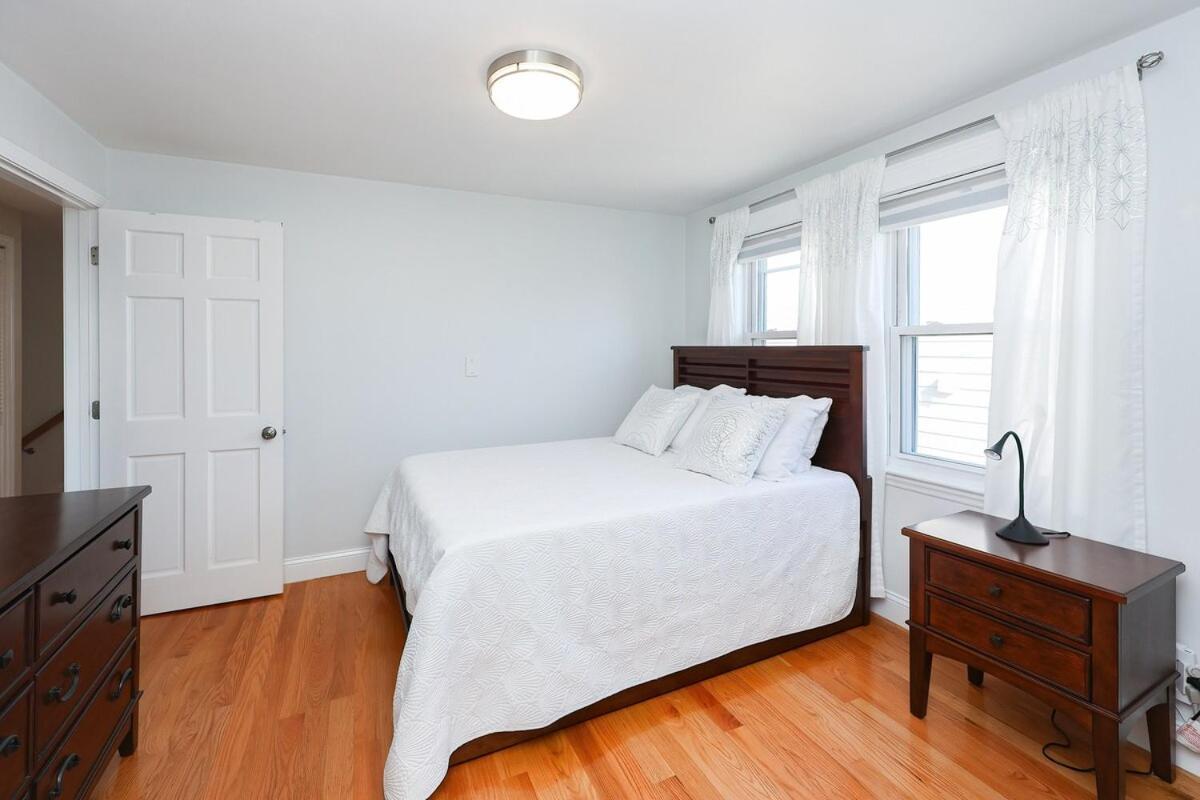 Apartment Eastie Roomy 3br With Easy And Airport Access *