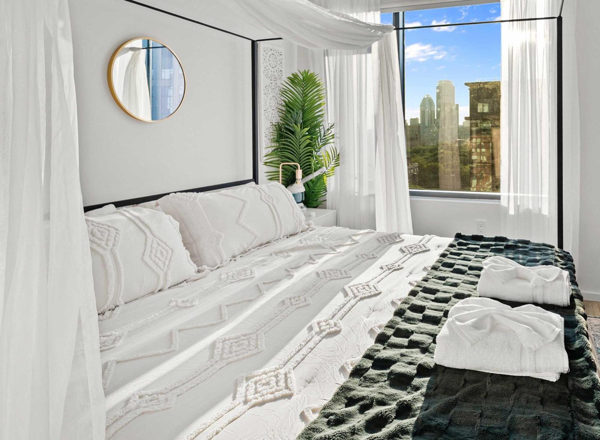 Family Fun In Rooftop Pool & Views Apartment