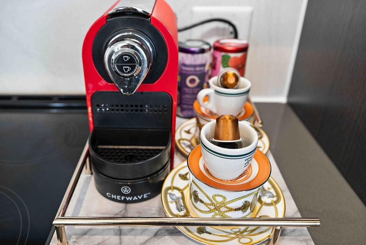 Elegant With Pool And Fitness Center Boston