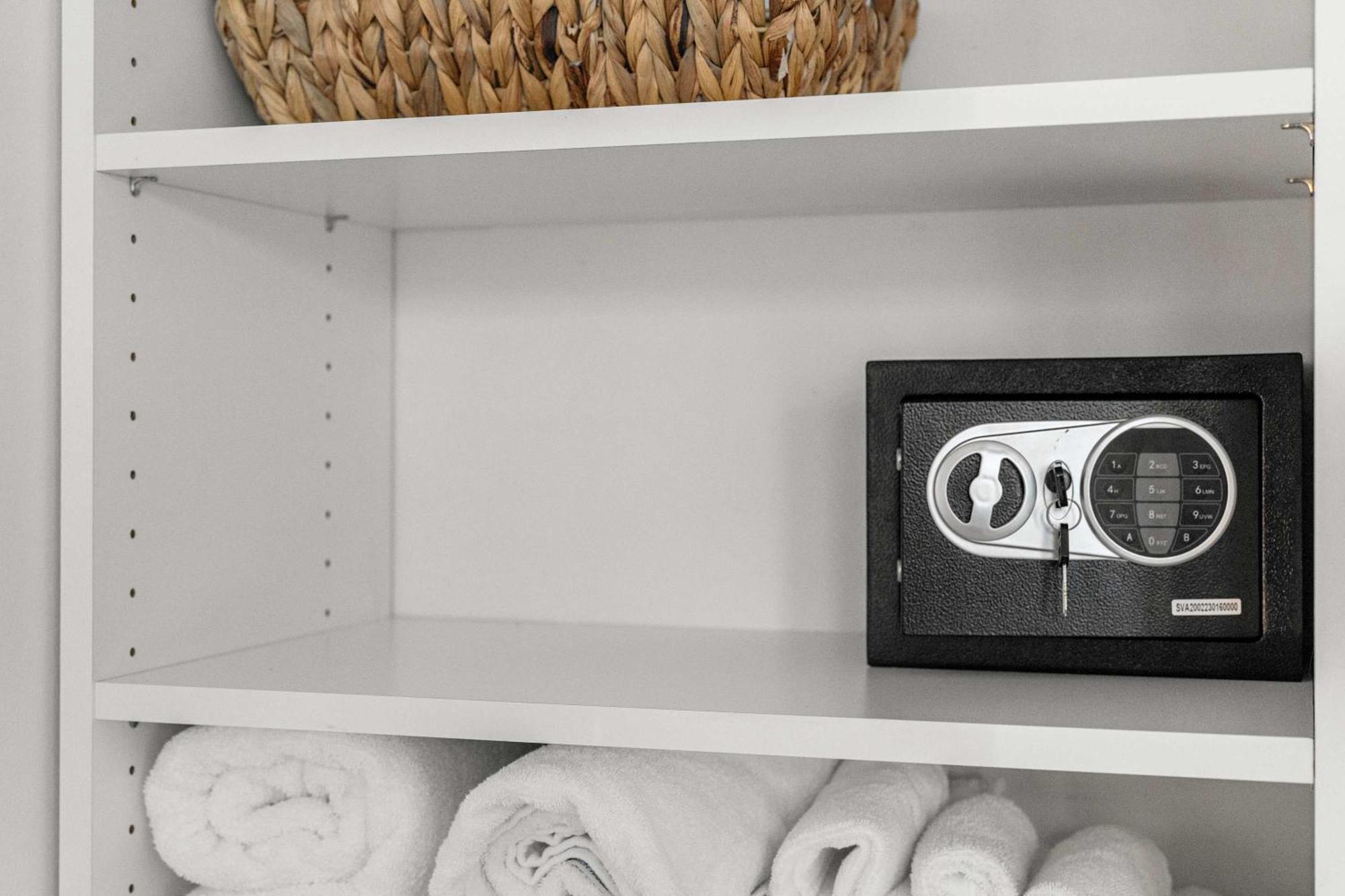 What A Gem Views And A Rooftop Pool Await Apartment *