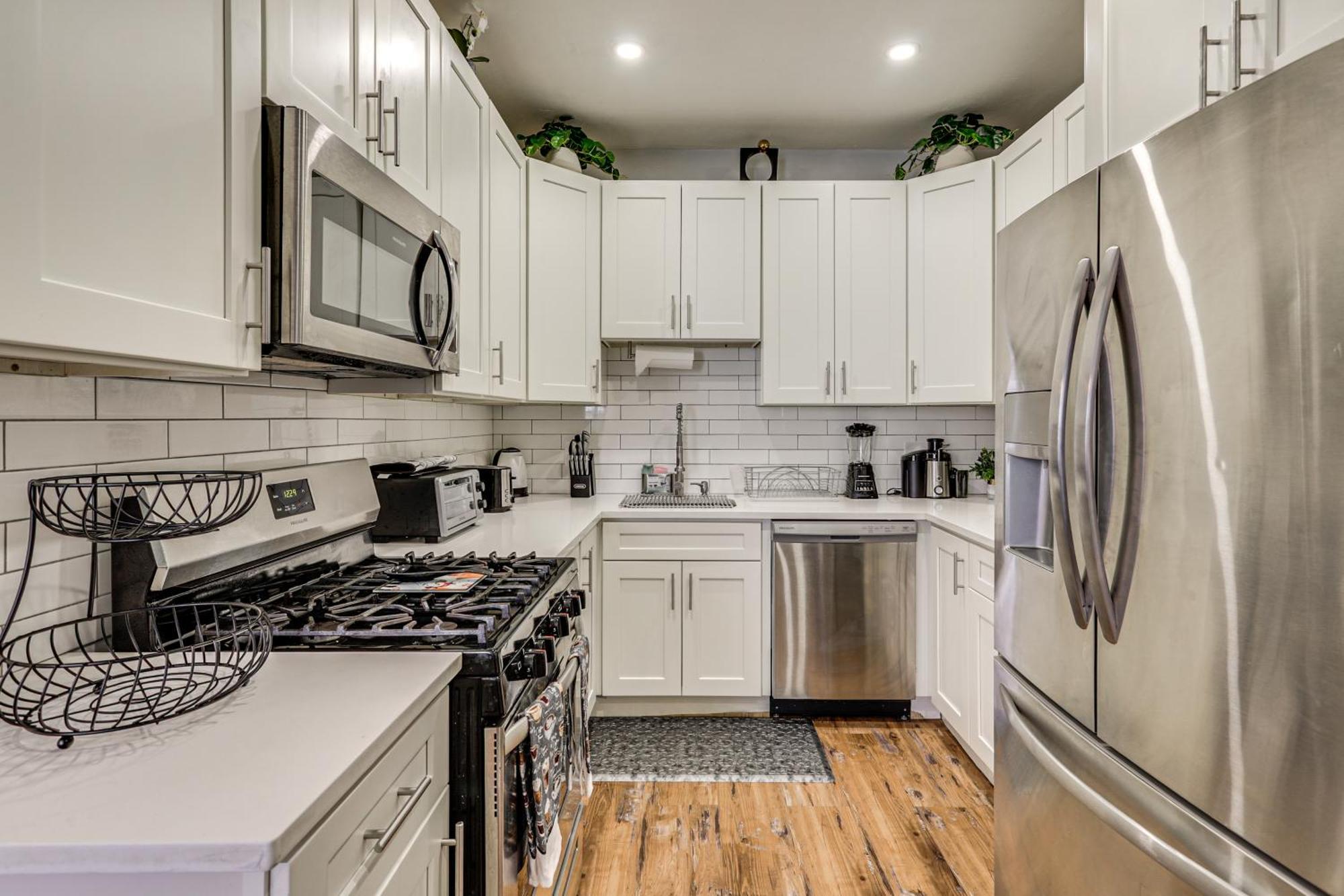 Holiday home 4,500-sq-ft Suburban By Franklin Park!