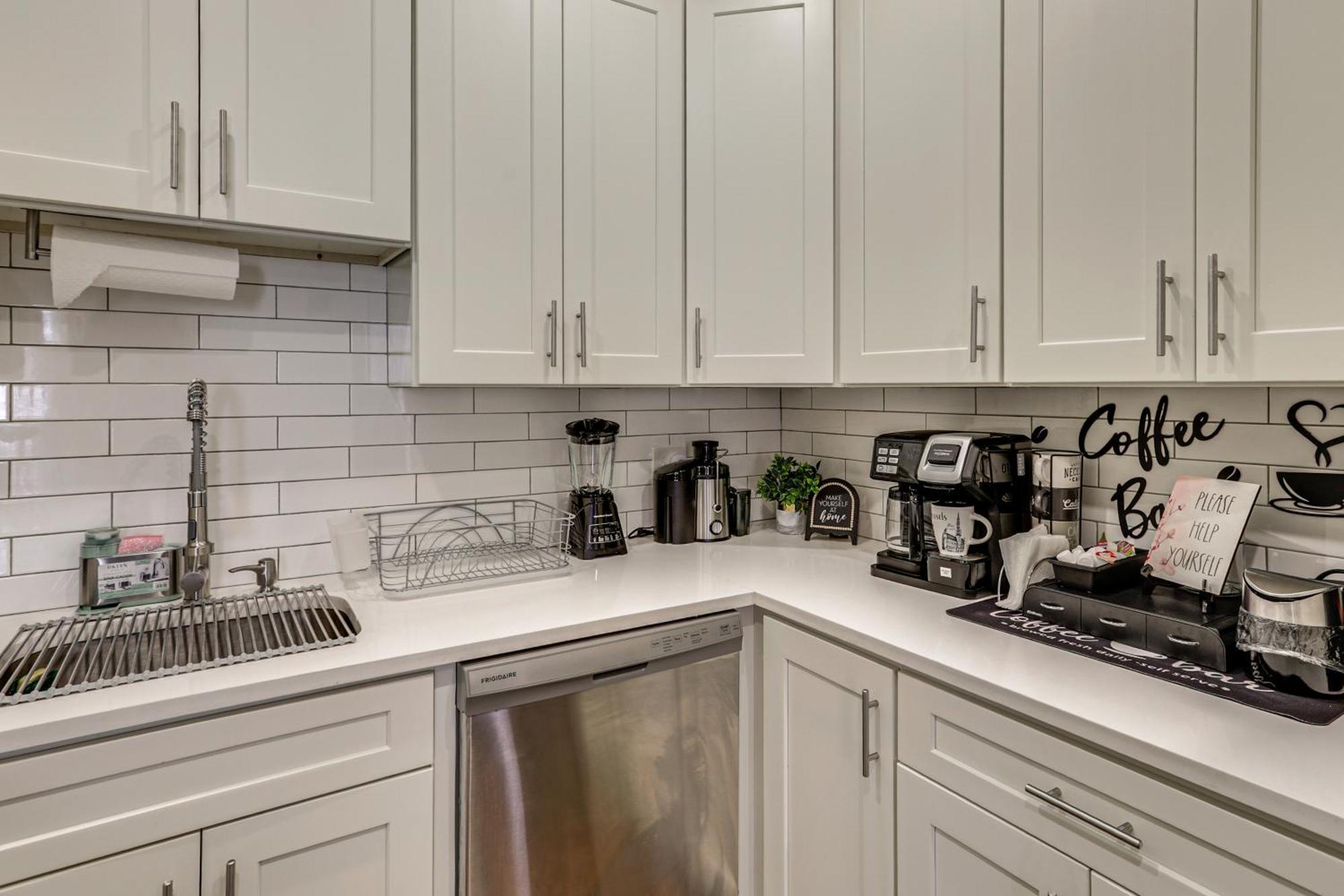 4,500-sq-ft Suburban By Franklin Park! Holiday home