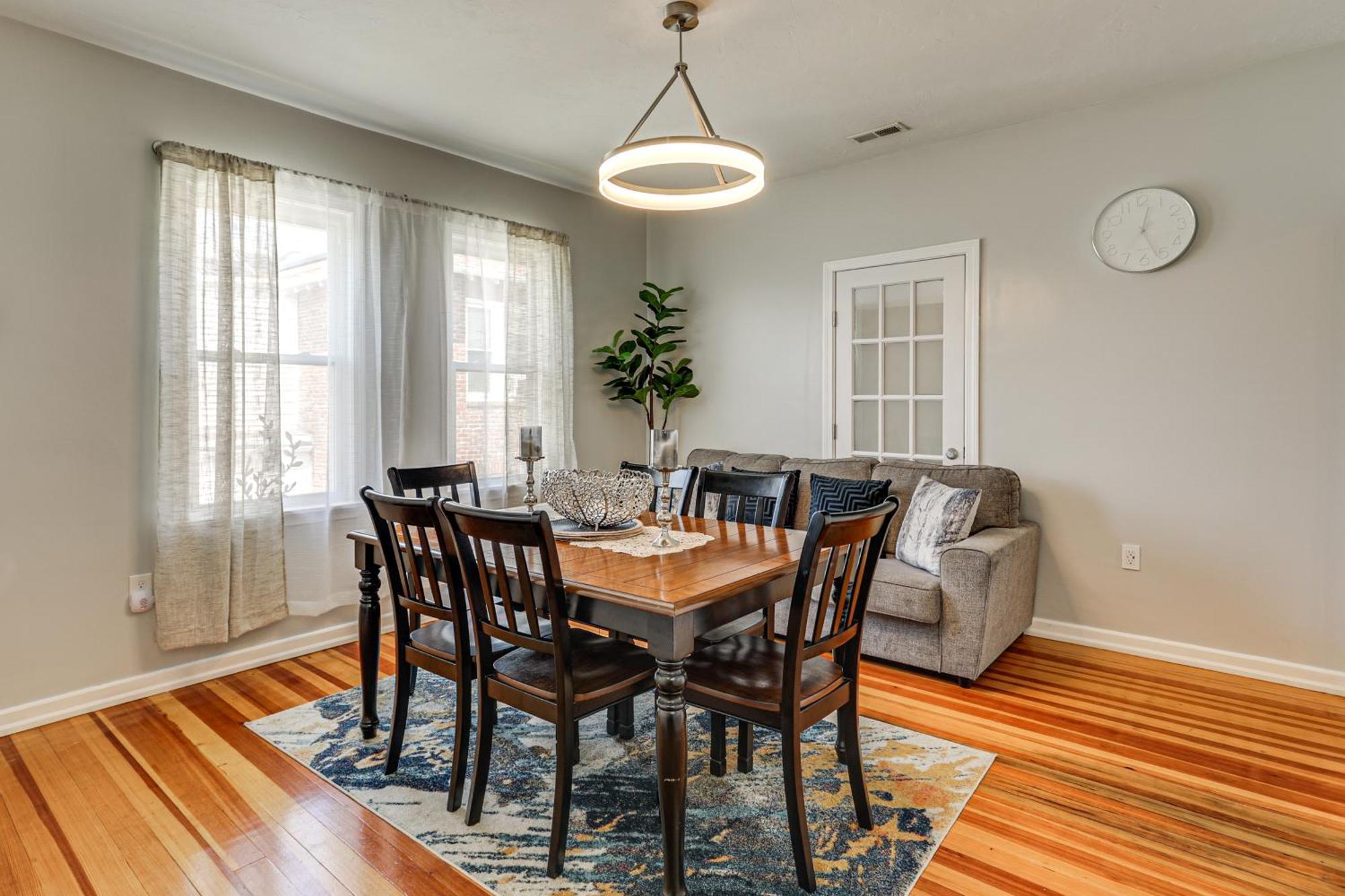 4,500-sq-ft Suburban By Franklin Park!