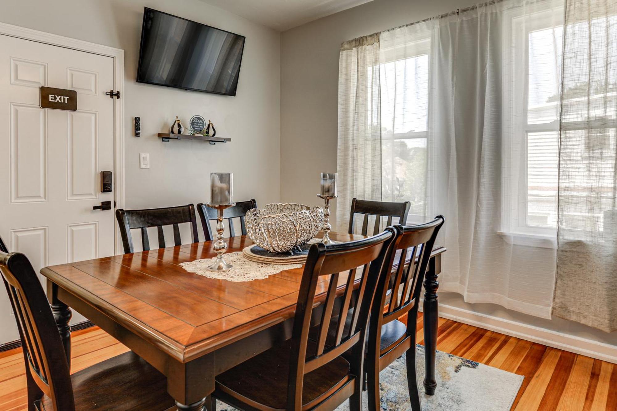 4,500-sq-ft Suburban By Franklin Park! Holiday home *
