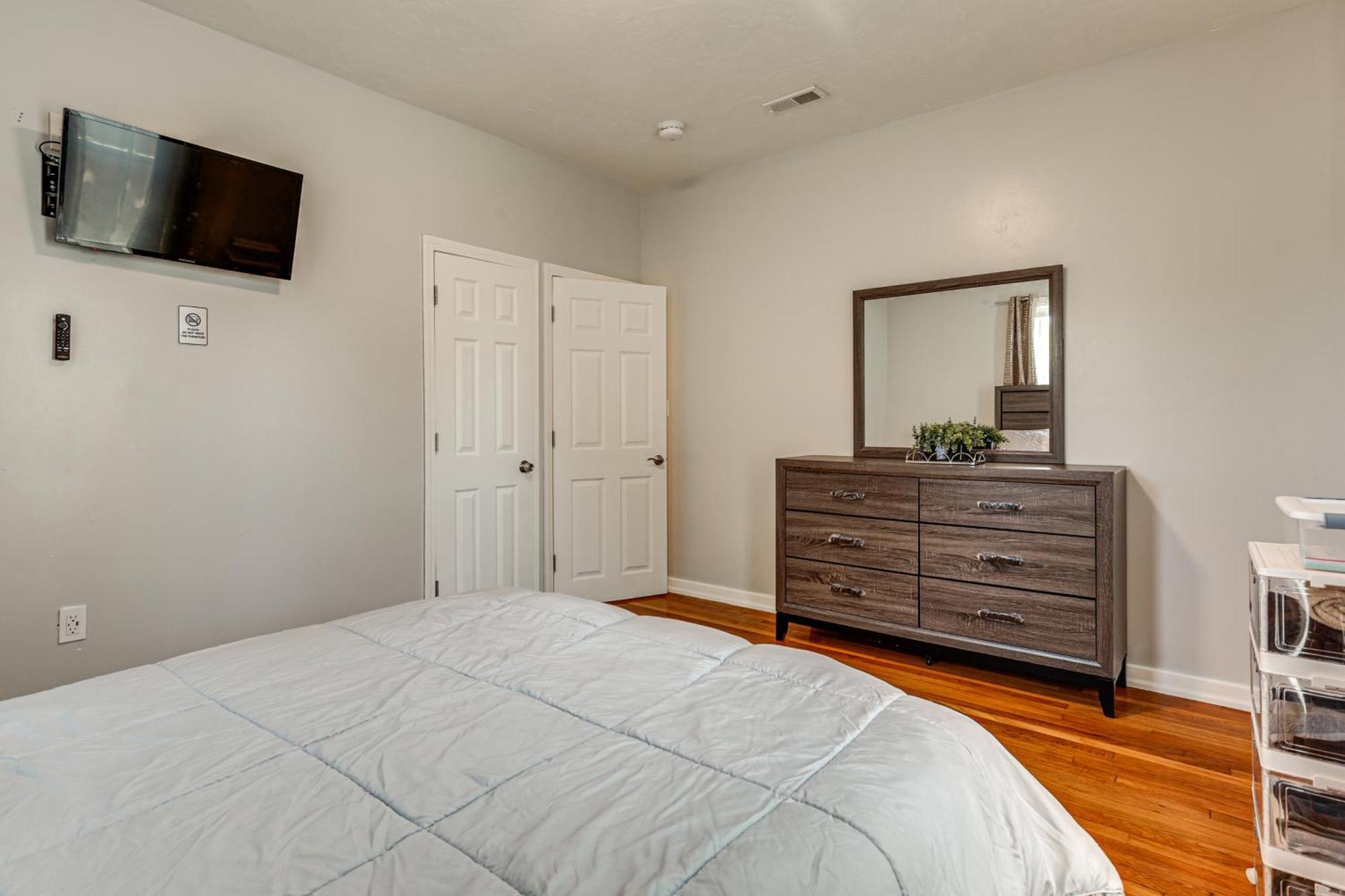 4,500-sq-ft Suburban By Franklin Park! *