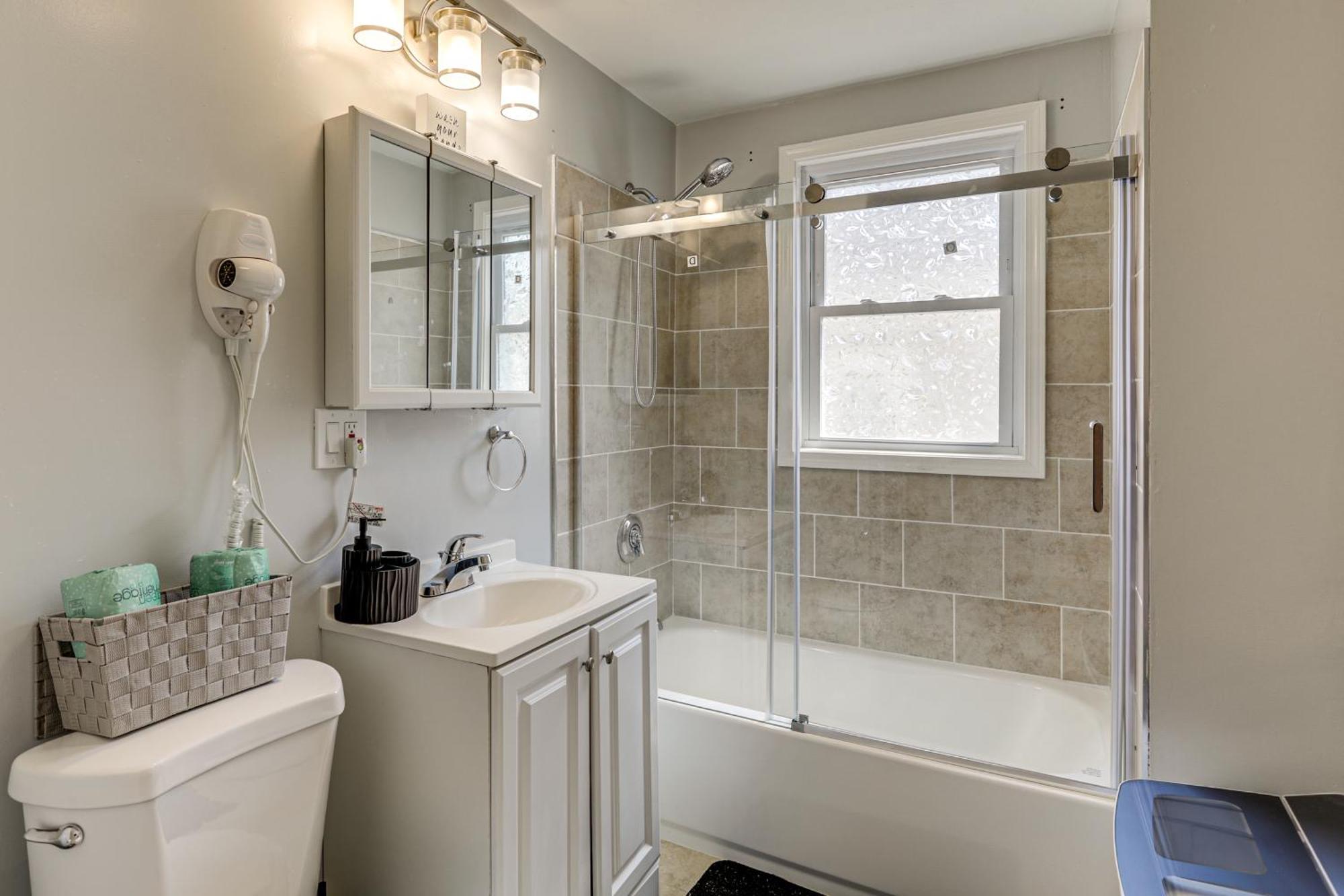 4,500-sq-ft Suburban By Franklin Park! Holiday home *
