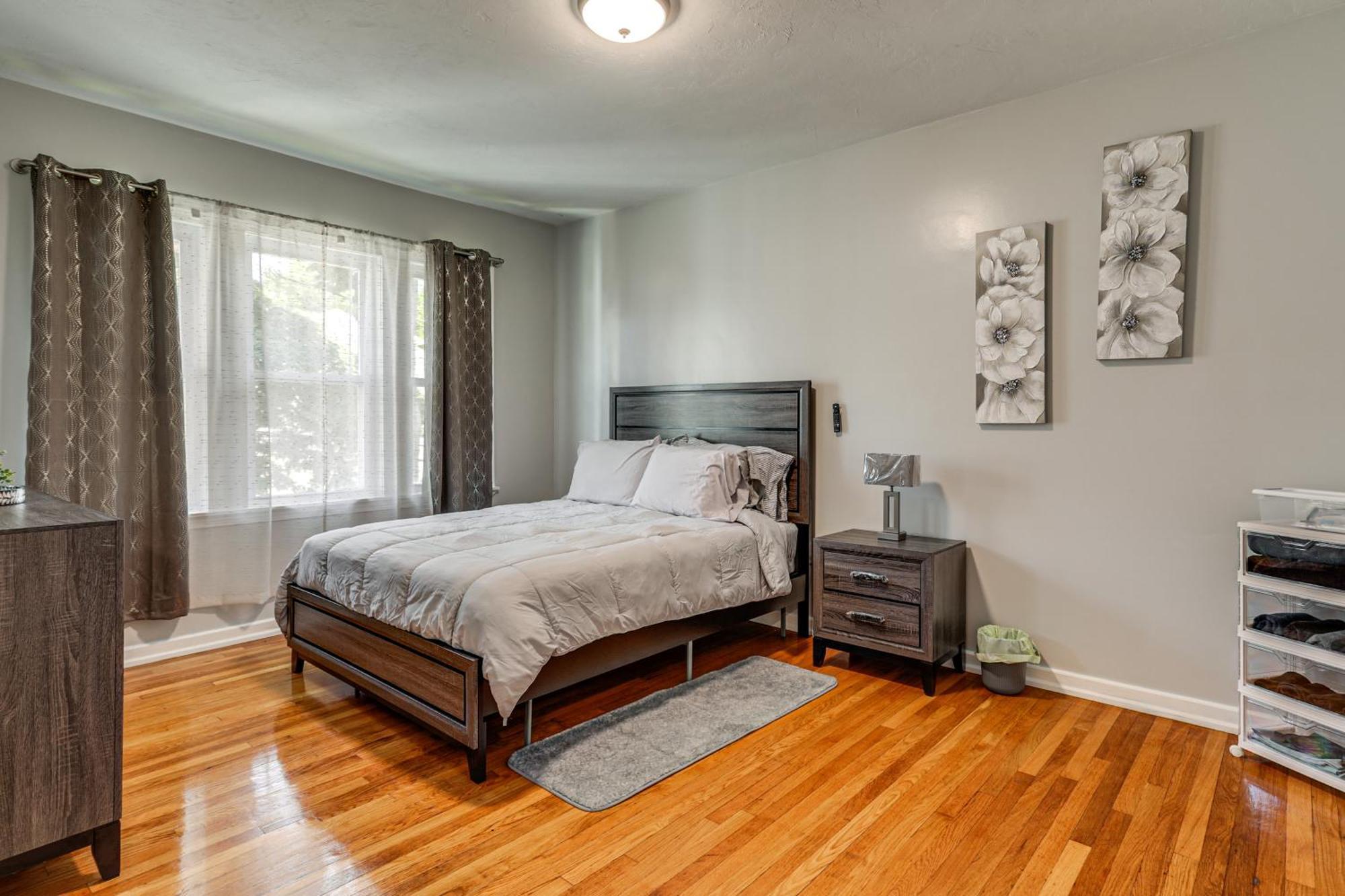 4,500-sq-ft Suburban By Franklin Park! Holiday home