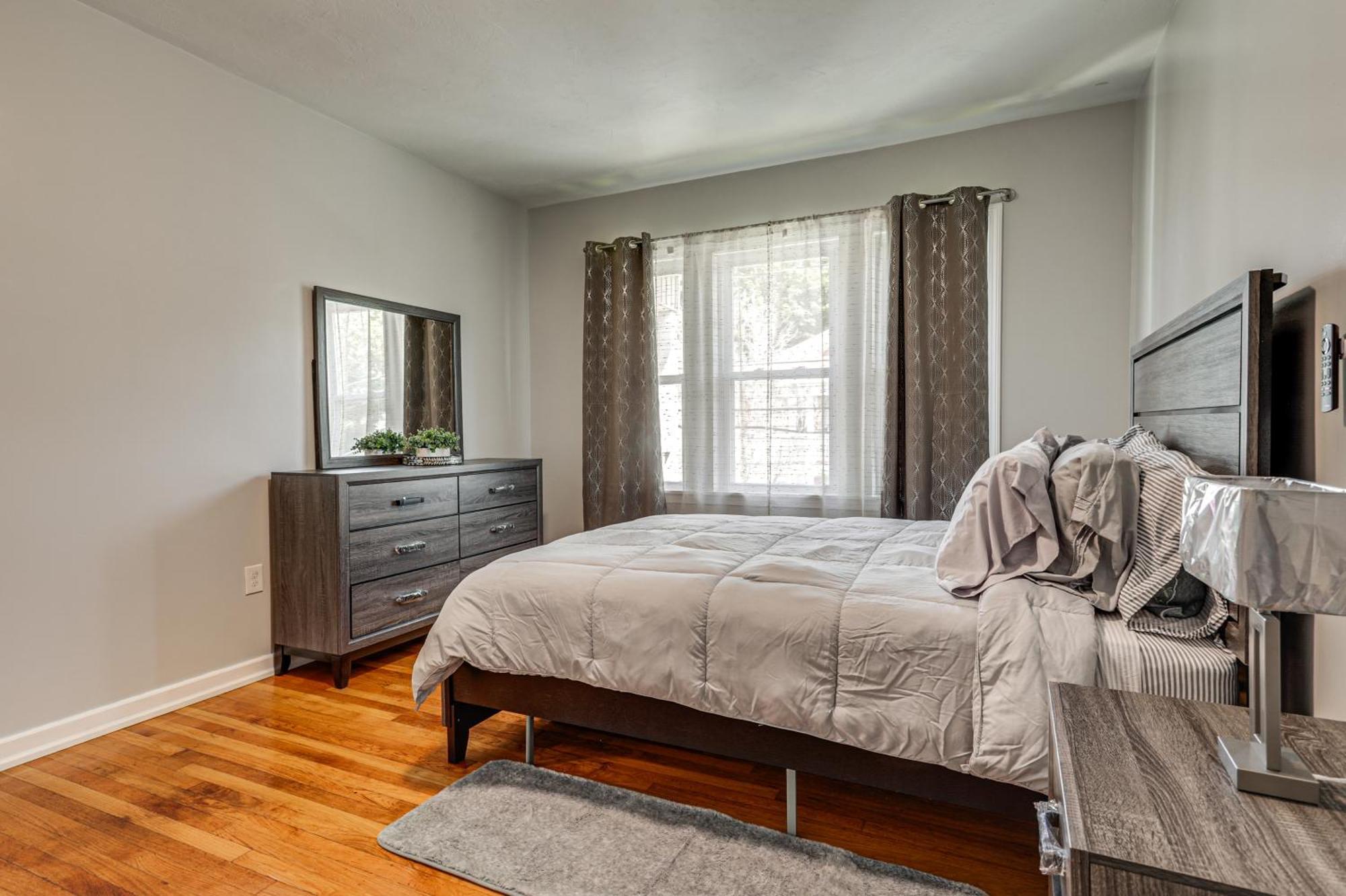 4,500-sq-ft Suburban By Franklin Park! Holiday home