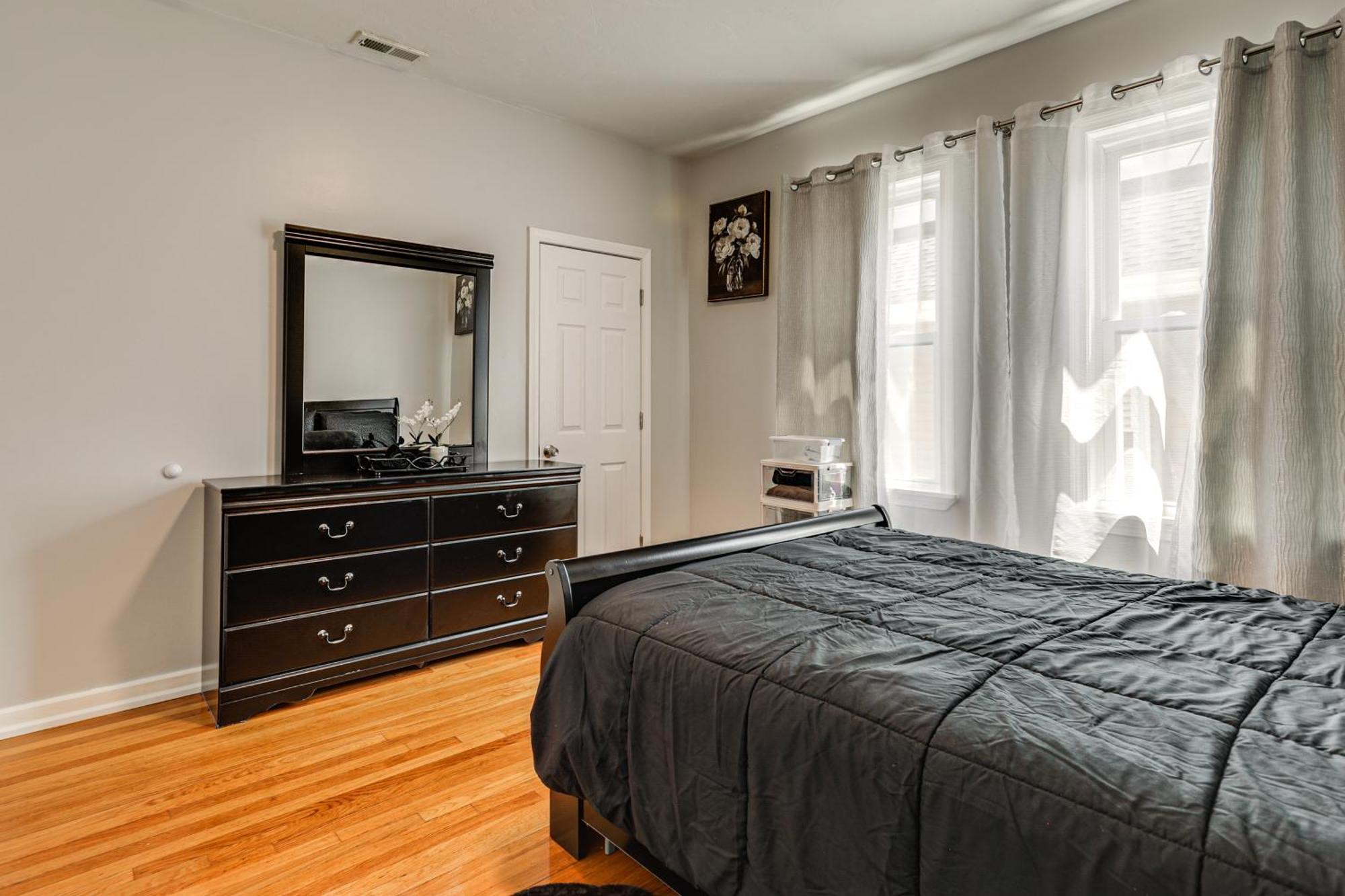 4,500-sq-ft Suburban By Franklin Park!