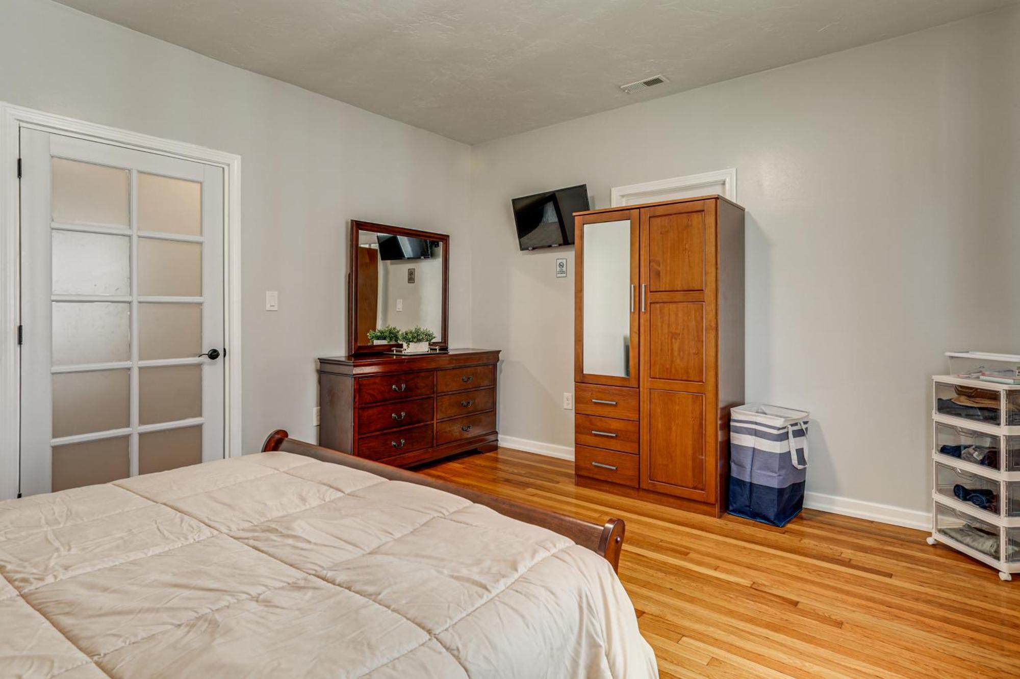 4,500-sq-ft Suburban By Franklin Park! Holiday home *