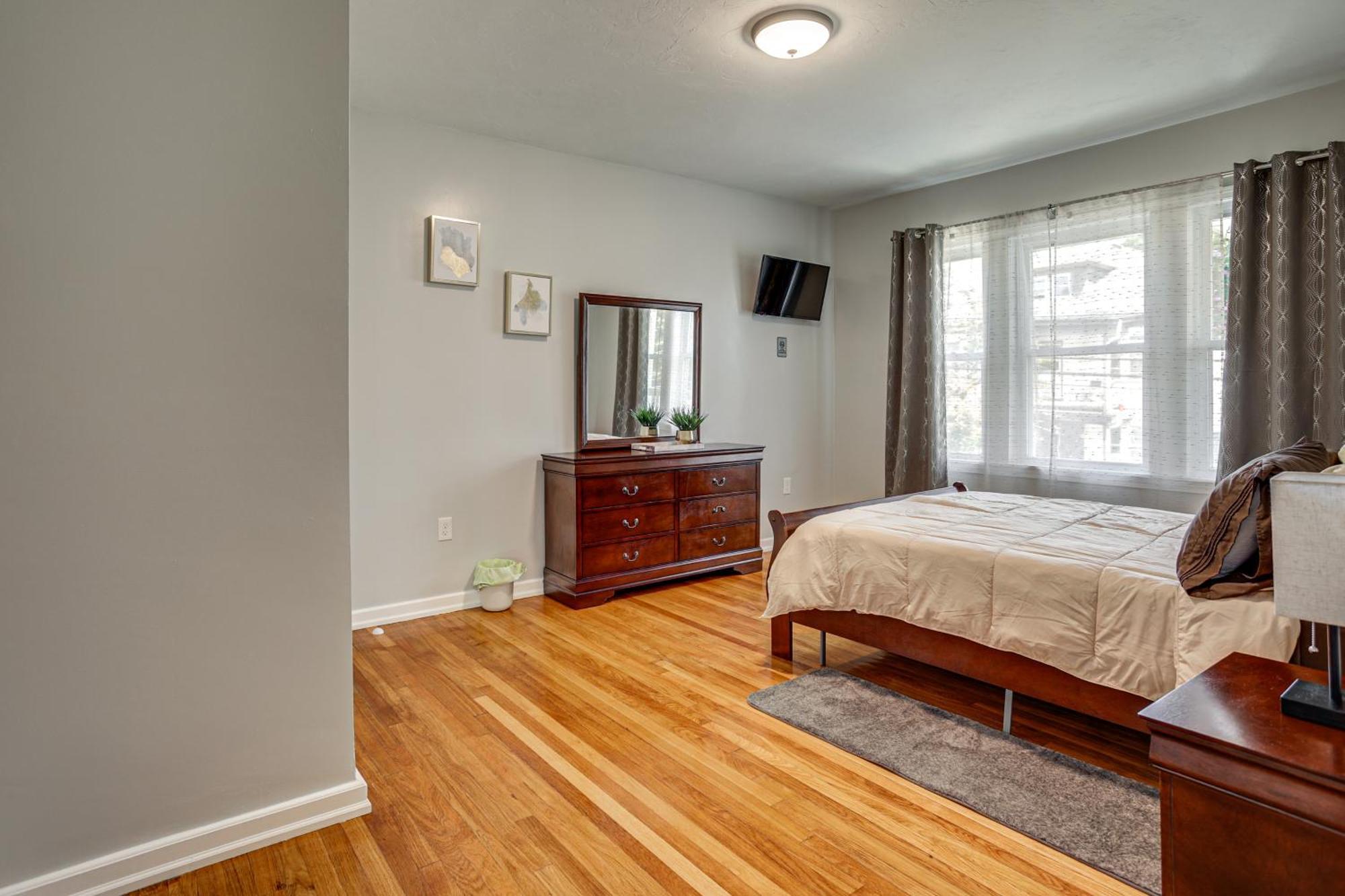 4,500-sq-ft Suburban By Franklin Park! *