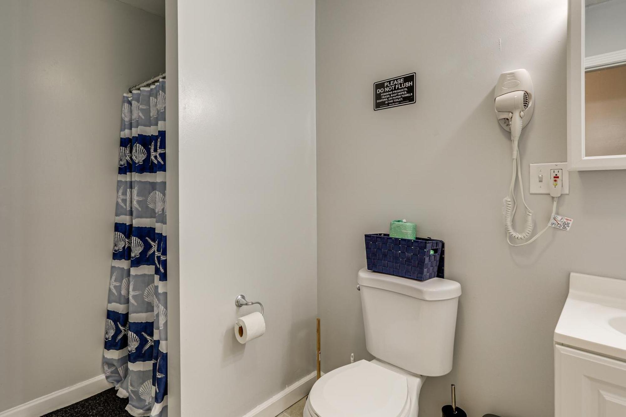 Holiday home 4,500-sq-ft Suburban By Franklin Park! *