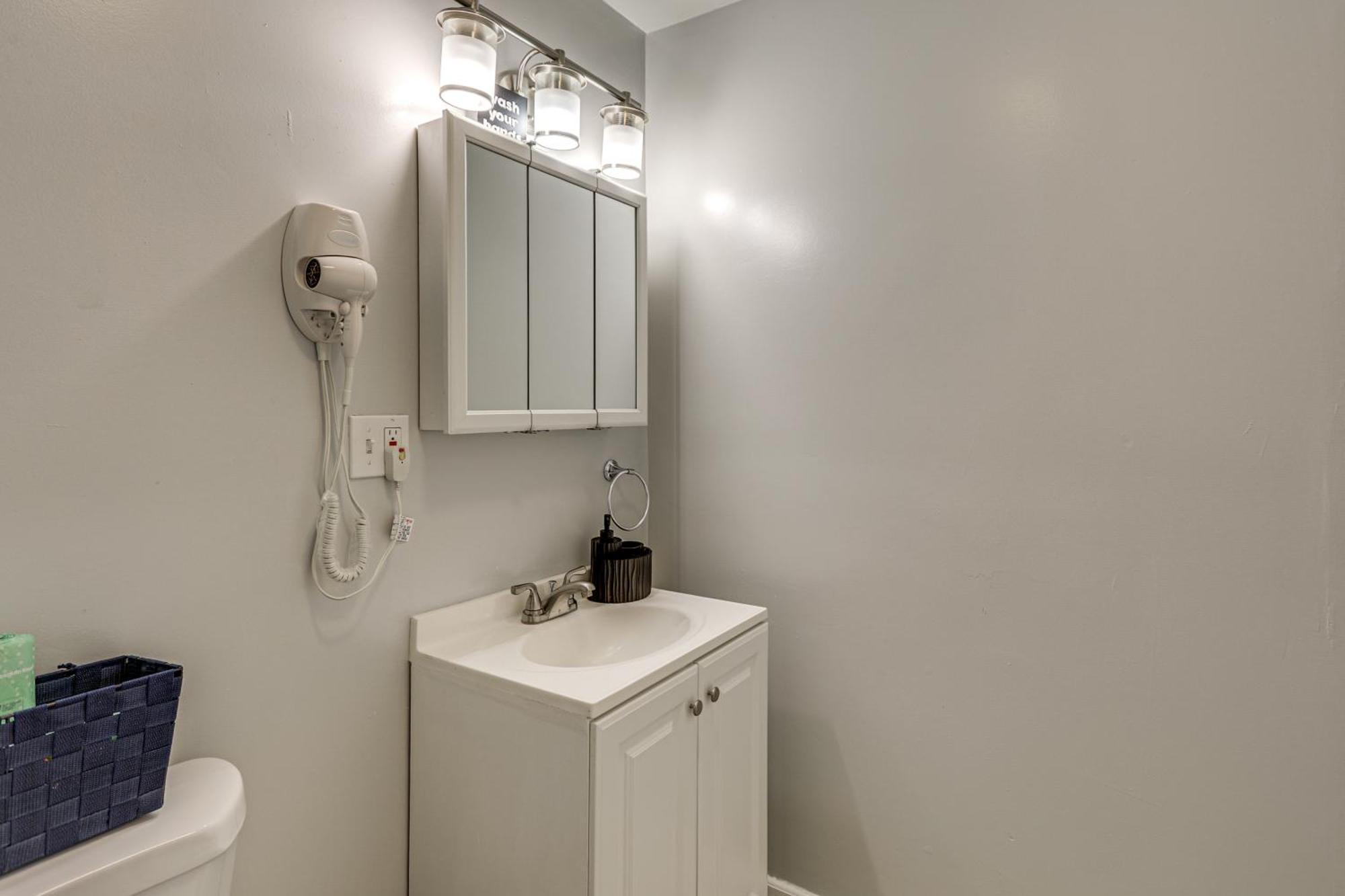 Holiday home 4,500-sq-ft Suburban By Franklin Park!