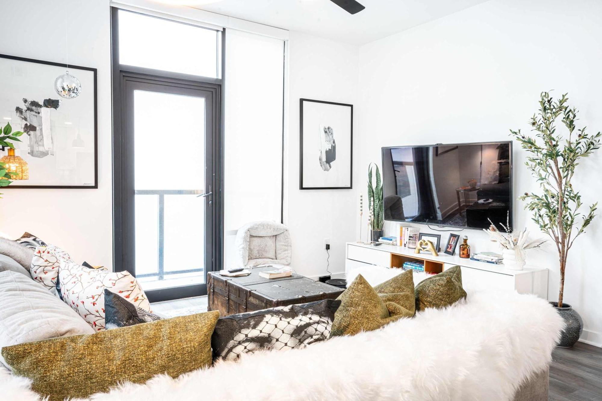 Seaport Fireplace Gym & Pool Access * Boston