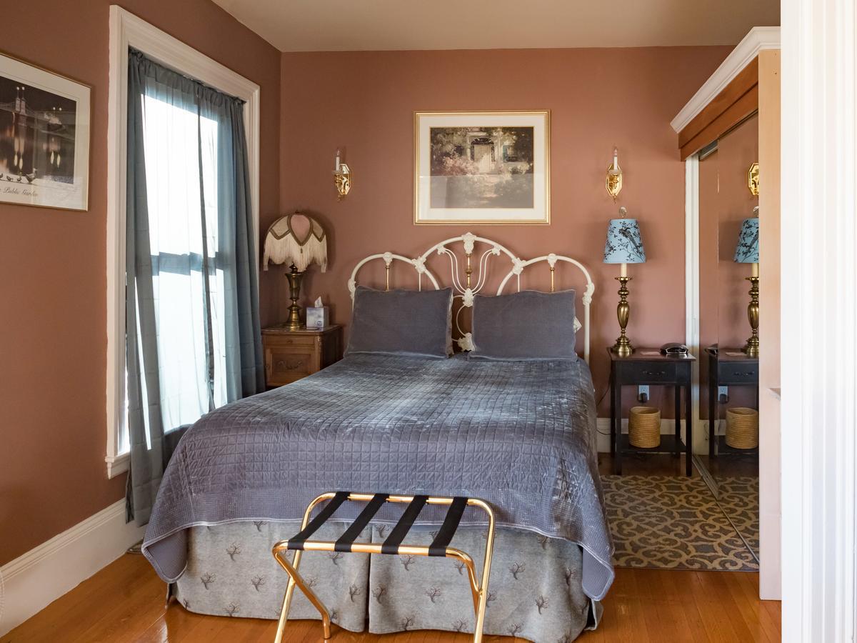 Bed & Breakfast The Gryphon House Boston