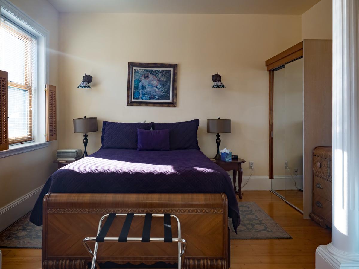 Bed & Breakfast The Gryphon House Boston