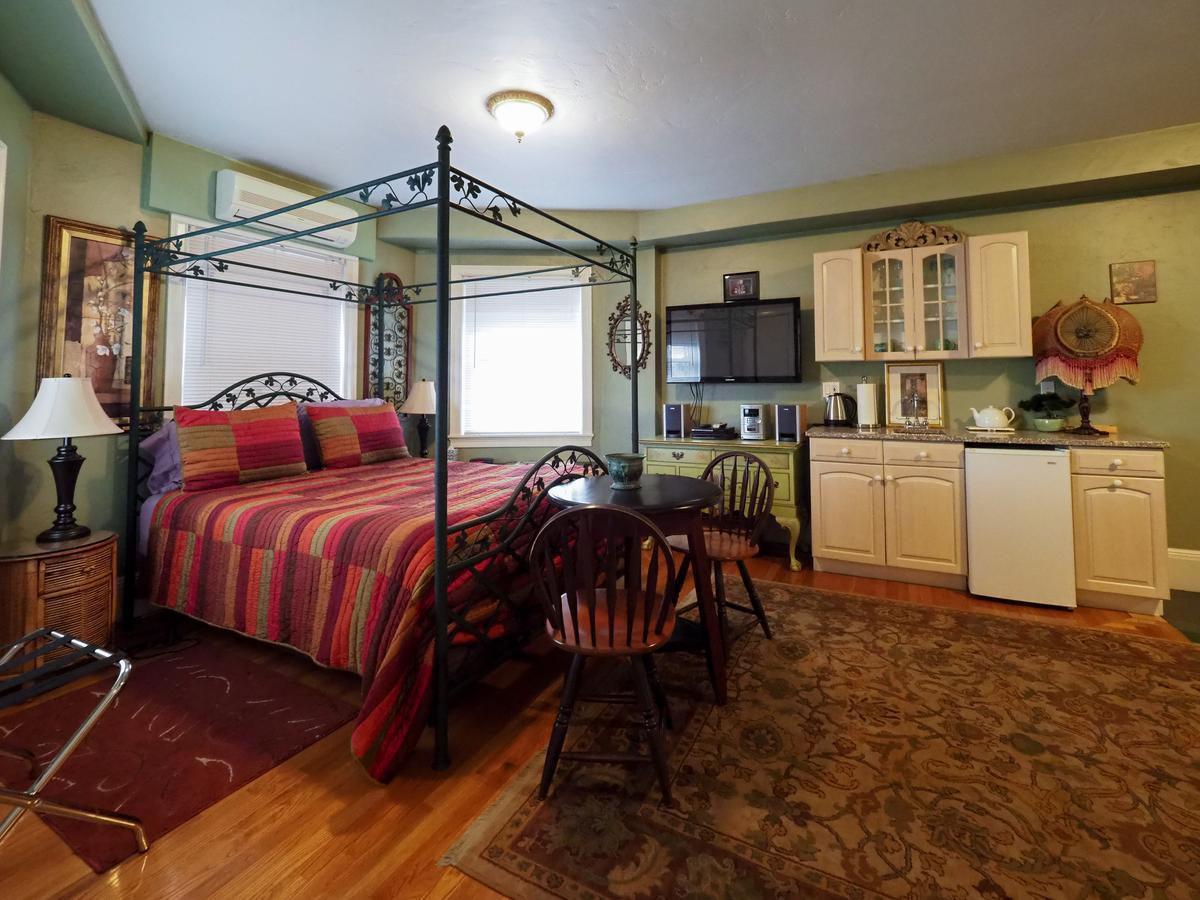 Bed & Breakfast The Gryphon House 3*